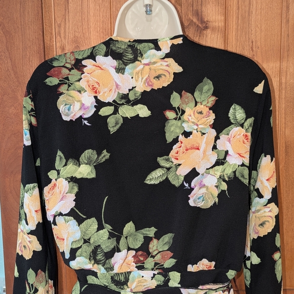 Fashion‎ Nova Black Floral Wrap Blouse - Picture 3 of 13